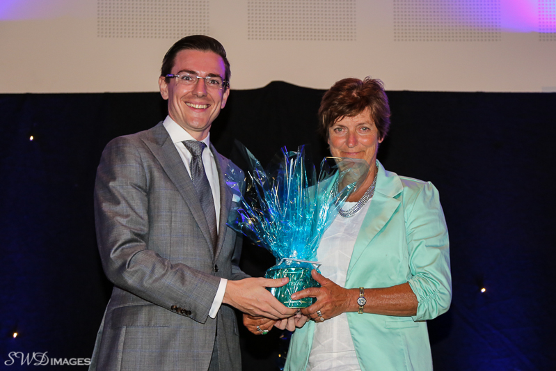 Will Macarthur, Gow gates presenting his award to Judy Meredith, Carriage Driving.